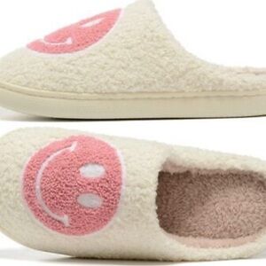 Smiley face fluffy slippers